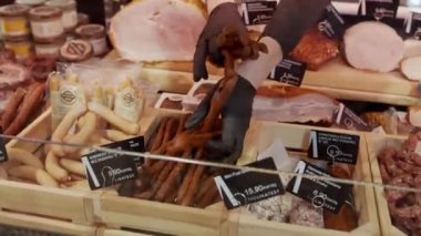 Süpermarkette alışveriş, mallarla birlikte. Ürünleri olan raflar 