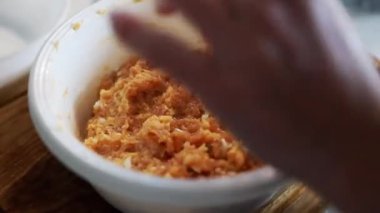 Evde hamburger pişiriyorum. Kızartma tavasında kızarmış pirzola.
