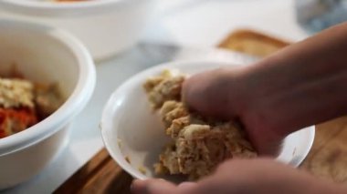 Evde hamburger pişiriyorum. Kızartma tavasında kızarmış pirzola.