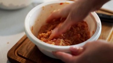 Evde hamburger pişiriyorum. Kızartma tavasında kızarmış pirzola.