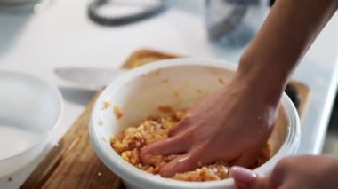 Evde hamburger pişiriyorum. Kızartma tavasında kızarmış pirzola.