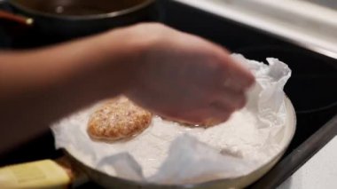 Evde hamburger pişiriyorum. Kızartma tavasında kızarmış pirzola.