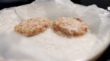 Evde hamburger pişiriyorum. Kızartma tavasında kızarmış pirzola.