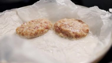 Evde hamburger pişiriyorum. Kızartma tavasında kızarmış pirzola.