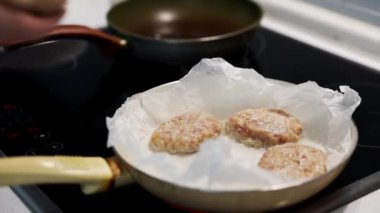 Evde hamburger pişiriyorum. Kızartma tavasında kızarmış pirzola.