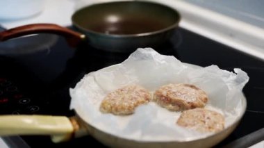 Evde hamburger pişiriyorum. Kızartma tavasında kızarmış pirzola.