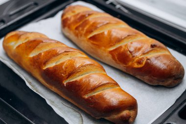 Altın hamurlu taze kavrulmuş ekmek. Ev yapımı.