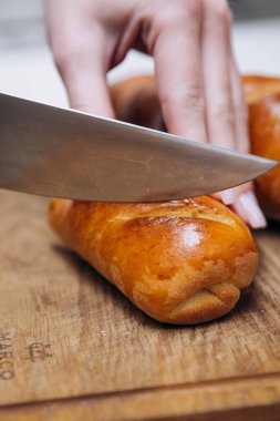 Altın hamurlu taze kavrulmuş ekmek. Ev yapımı.