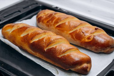 Altın hamurlu taze kavrulmuş ekmek. Ev yapımı.