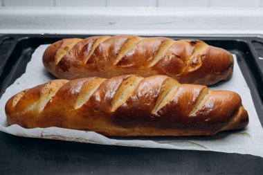 Altın hamurlu taze kavrulmuş ekmek. Ev yapımı.