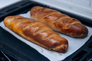 Altın hamurlu taze kavrulmuş ekmek. Ev yapımı.