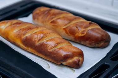 Altın hamurlu taze kavrulmuş ekmek. Ev yapımı.