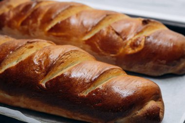 Altın hamurlu taze kavrulmuş ekmek. Ev yapımı.