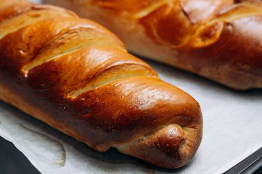 Altın hamurlu taze kavrulmuş ekmek. Ev yapımı.