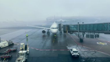 Havaalanı kullanıma hazır. İndirme ve uçağa bindirme