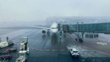 Havaalanı kullanıma hazır. İndirme ve uçağa bindirme
