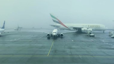 Havaalanı kullanıma hazır. İndirme ve uçağa bindirme