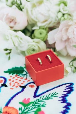 Nişan yüzükleri kırmızı kutuda. Düğün töreni. 