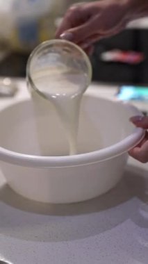 Evde ekmek pişirmek. Kendi ellerinle pişireceksin.