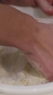 Evde ekmek pişirmek. Kendi ellerinle pişireceksin.