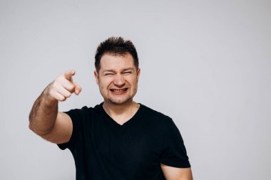 Saldırgan bir adam sinirlenir ve kamerayı yumruğuyla tehdit eder. Üzgün adam.