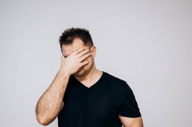 Siyah tişörtlü adam hayatı yansıtıyor. Erkek arkadaşlarının hastalıklarının ve sağlıklarının nedenleri