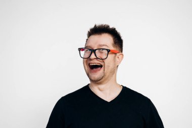 Siyah tişörtlü ve gözlüklü bir adam kamerada aylaklık ediyor. Deli adam.