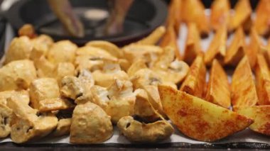 Fırında kızarmış tavuk ve fırında patates pişirmek. Evde nefis yemekler var.