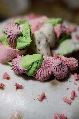 Lezzetli taze pişmiş Paskalya çörekleri. 