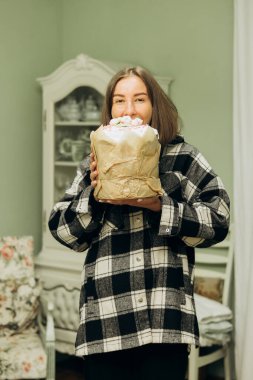 Kız pasta şefi Paskalya bayramı düzenliyor.