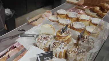 Sebze dükkanında tezgah. Gıda ürünleri raflarda yatıyor.