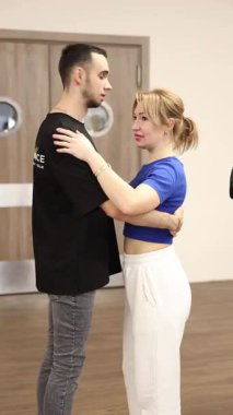 Ukrayna, Harkiv 11.01.25 İnsanlar içeride sosyal dans yapıyor. Oğlan ve kız dans eden bachata ve kizomba