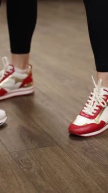 Ukrayna, Harkiv 11.01.25 İnsanlar içeride sosyal dans yapıyor. Oğlan ve kız dans eden bachata ve kizomba