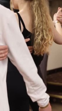 Ukrayna, Harkiv 11.01.25 İnsanlar içeride sosyal dans yapıyor. Oğlan ve kız dans eden bachata ve kizomba