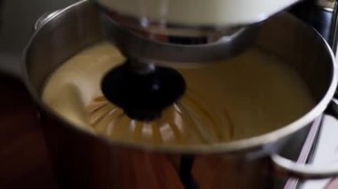 Hamur yemek işlemcisinde yoğurulur. Gezegen karıştırıcısı çalışıyor.