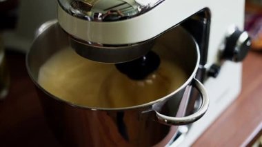 Hamur yemek işlemcisinde yoğurulur. Gezegen karıştırıcısı çalışıyor.