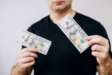 Adam dolarları elinde tutuyor ve zenginlikten memnun değil.