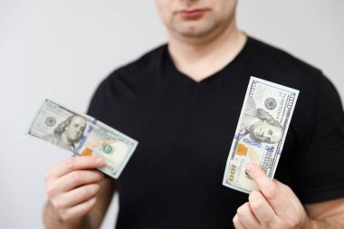 Adam dolarları elinde tutuyor ve zenginlikten memnun değil.