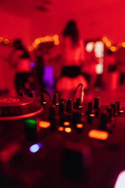 Partide neon ışıkları olan insanlar yavaşça dans ediyor. İyi akşamlar kizomba.