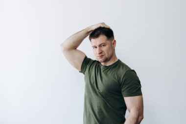 Erkek adam kameranın önünde poz verir ve maskaralık eder.