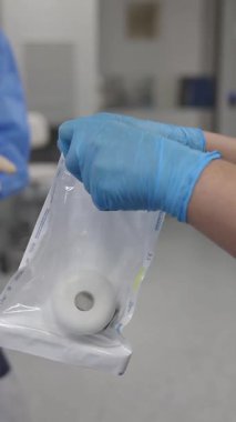 Deneyimli mavi önlüklü cerrahlar hastane ameliyathanesinde askeri bir hastayı ameliyat ederler.