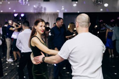 Kharkiv, Ukrayna 15.05.24 kişi bir kulüpte salsa dansı yapıyor. Parlak ışıkları olan bir gece kulübünde sosyal dans.