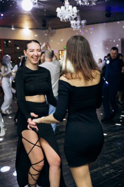 Kharkiv, Ukrayna 15.05.24 kişi bir kulüpte salsa dansı yapıyor. Parlak ışıkları olan bir gece kulübünde sosyal dans.