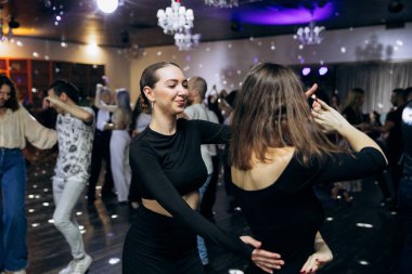 Kharkiv, Ukrayna 15.05.24 kişi bir kulüpte salsa dansı yapıyor. Parlak ışıkları olan bir gece kulübünde sosyal dans.