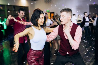 Kharkiv, Ukrayna 15.05.24 kişi bir kulüpte salsa dansı yapıyor. Parlak ışıkları olan bir gece kulübünde sosyal dans.