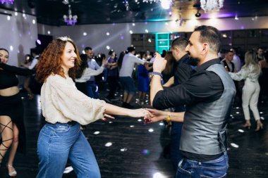 Kharkiv, Ukrayna 15.05.24 kişi bir kulüpte salsa dansı yapıyor. Parlak ışıkları olan bir gece kulübünde sosyal dans.