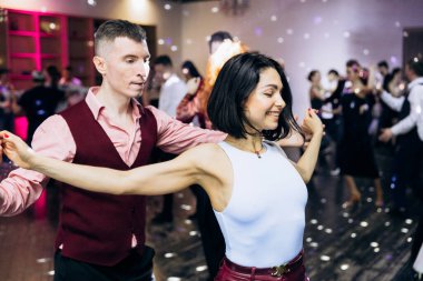 Kharkiv, Ukrayna 15.05.24 kişi bir kulüpte salsa dansı yapıyor. Parlak ışıkları olan bir gece kulübünde sosyal dans.