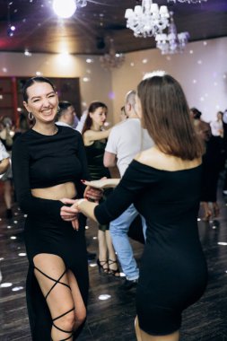 Kharkiv, Ukrayna 15.05.24 kişi bir kulüpte salsa dansı yapıyor. Parlak ışıkları olan bir gece kulübünde sosyal dans.