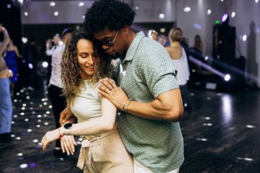 Kharkiv, Ukrayna 15.05.24 kişi bir kulüpte salsa dansı yapıyor. Parlak ışıkları olan bir gece kulübünde sosyal dans.