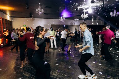 Kharkiv, Ukrayna 15.05.24 kişi bir kulüpte salsa dansı yapıyor. Parlak ışıkları olan bir gece kulübünde sosyal dans.